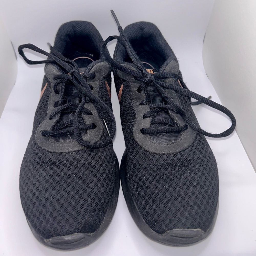 nike women’s tanjun sneakers black with rose gold symbol